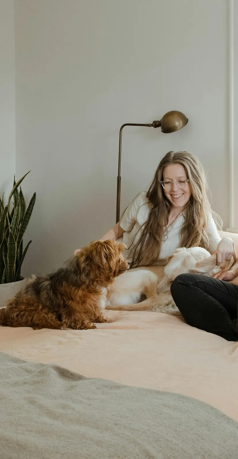 Deux personnes assises sur un lit avec un chien